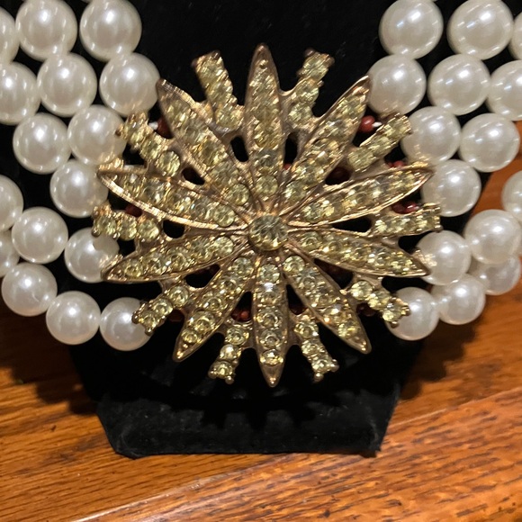 Elegant Pearl Necklace with Gold Accent - Picture 2 of 2